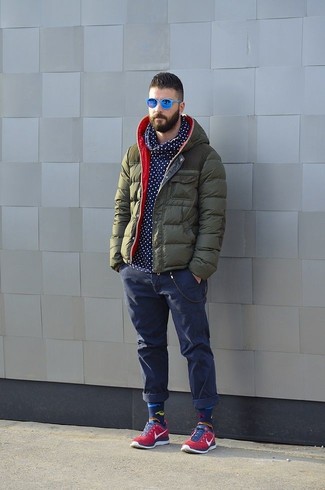 Сочетание оливковой куртки-пуховика и темно-синих джинсов поможет реализовать в твоем образе классический мужской стиль. Что касается обуви, можно отдать предпочтение удобству и выбрать красные кеды.