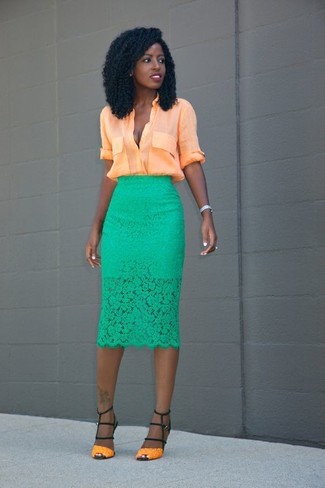 Подруги оценят твое чувство стиля, если увидят тебя в оранжевой блузе на пуговицах и зеленой кружевной юбке-карандаш. Выбирая обувь, можно немного побаловаться и завершить образ оранжевыми босоножками.