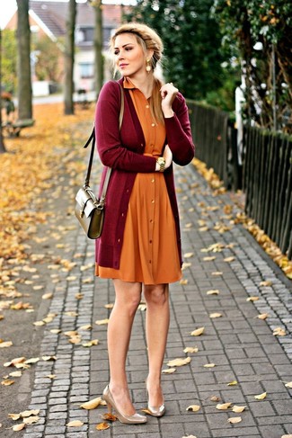 Если ты ценишь комфорт и практичность, темно-красный открытый кардиган и оранжевое повседневное платье — отличный вариант стильного повседневного лука. Что касается обуви, можно отдать предпочтение классике и выбрать коричневые туфли.
