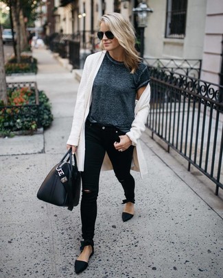 Белый открытый кардиган и черные рваные джинсы скинни — необходимые вещи в гардеробе девушек с чувством стиля. Лоферы добавят образу изысканности.