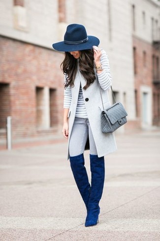 Серое пальто без рукавов и серые джинсы скинни — великолепный вариант для вечера в компании друзей. Этот образ идеально дополнят синие ботинки.