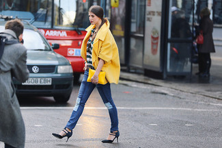 Стильное сочетание желтого пальто и синих рваных джинсов скинни определенно будет обращать на тебя взоры окружающих. И почему бы не добавить в этот образ элегантности с помощью темно-синих замшевых туфель?