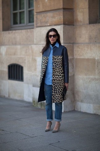 Стильное сочетание темно-синего пальто с леопардовым принтом и темно-синих рваных джинсов-бойфрендов поможет выразить твою индивидуальность и выделиться из толпы. Если ты не боишься смешивать разные стили, на ноги можно надеть серые туфли.