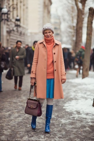 Оранжевое пальто и синяя короткая юбка-солнце будут гармонично смотреться в модном гардеробе самых привередливых красавиц. Любительницы экспериментировать могут завершить образ синими кожаными ботинками.