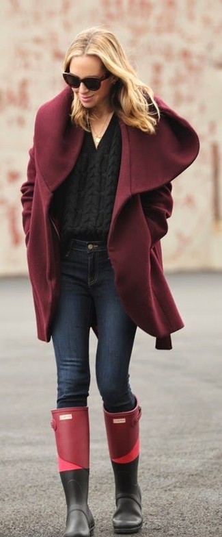 Стильное сочетание темно-красного пальто и темно-синих джинсов скинни определенно будет обращать на тебя взоры окружающих. Чтобы добавить в образ немного непринужденности, на ноги можно надеть красные резиновые сапоги.