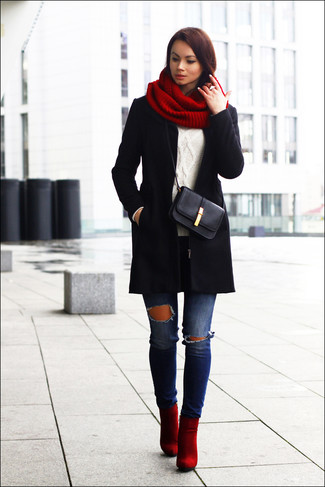 Черное пальто и синие рваные джинсы скинни будут гармонично смотреться в модном гардеробе самых привередливых красавиц. Чтобы образ не получился слишком строгим, можно надеть красные ботинки.