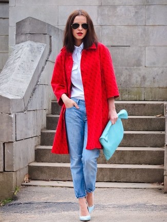 Подруги оценят твое чувство стиля, если увидят тебя в красном пальто и синих джинсах. И почему бы не разбавить образ с помощью голубой обуви?