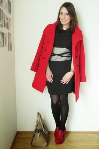 Красное пальто и черное коктейльное платье — необходимые вещи в арсенале стильной девушки. Чтобы добавить в образ немного непринужденности, на ноги можно надеть красные ботинки.