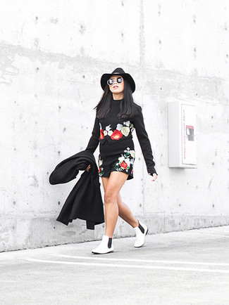 Черное пальто и черная мини-юбка с цветочным принтом — необходимые вещи в гардеробе девушек с чувством стиля. Чтобы образ не получился слишком отполированным, можно завершить его белыми кожаными ботинками.