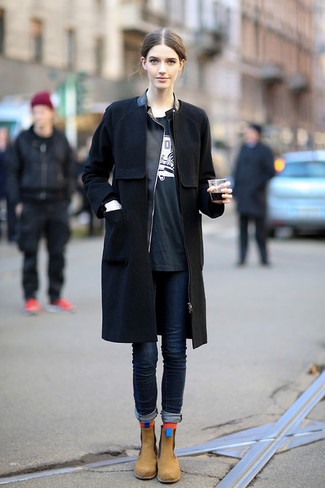 Черное пальто и темно-синие джинсы скинни — необходимые вещи в арсенале стильной девушки. Что касается обуви, можно отдать предпочтение комфорту и выбрать светло-коричневые ботинки.