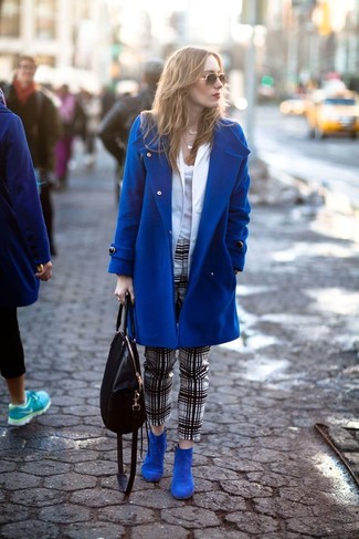 Синее пальто и бело-черные узкие брюки в шотландскую клетку — необходимые вещи в арсенале стильной девушки. Любительницы экспериментировать могут завершить образ синими замшевыми ботинками.