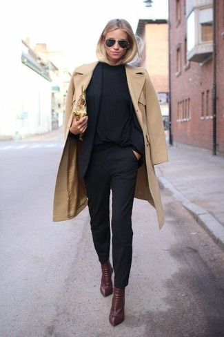 Комбо из светло-коричневого пальто и черных узких брюк — воплощение вольного офисного стиля. Что касается обуви, можно отдать предпочтение комфорту и выбрать темно-красные ботинки.