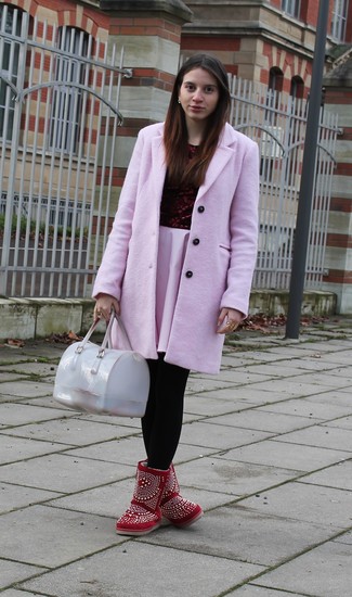 Розовое пальто будет смотреться отлично с розовым платьем с плиссированной юбкой. И почему бы не добавить в этот образ немного непринужденности с помощью красных ботинок?