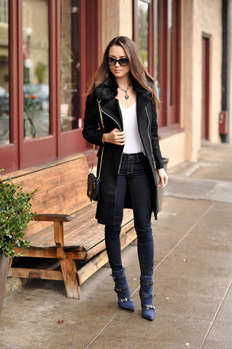 Черное пальто с меховым воротником и темно-синие джинсы скинни будут гармонично смотреться в модном гардеробе самых привередливых красавиц. Что касается обуви, можно отдать предпочтение удобству и выбрать синие замшевые ботинки.