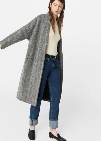 Серое пальто с узором "в ёлочку" и темно-синие джинсы — необходимые вещи в арсенале стильной современной женщины. Разнообразить образ и добавить в него немного классики помогут лоферы.