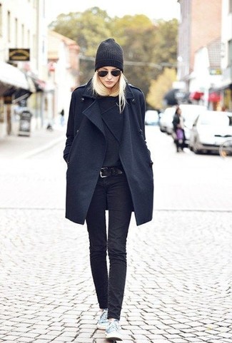 Черное пальто и черные джинсы скинни — must have вещи в стильном женском гардеробе. Чтобы образ не получился слишком отполированным, можно завершить его голубыми кедами.