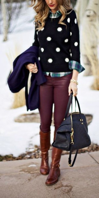 Темно-синее пальто и темно-красные джинсы скинни — беспроигрышный вариант простого, но стильного лука. Любительницы экспериментировать могут завершить образ коричневыми ботинками.