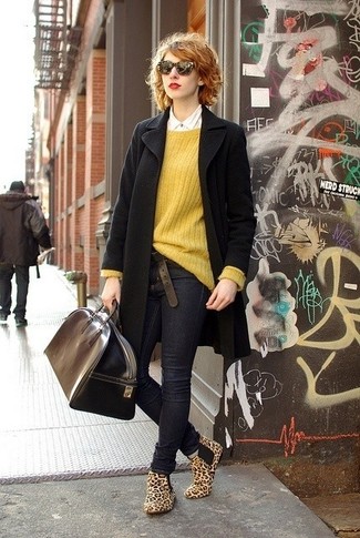 Черное пальто и темно-синие джинсы скинни помогут создать свой неповторимый образ. Этот образ идеально дополнят светло-коричневые кожаные ботинки.