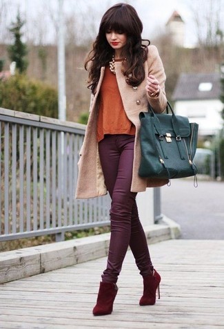 Светло-коричневое пальто и пурпурные джинсы — хороший вариант для прогулки с друзьями или похода по магазинам. Чтобы добавить в образ немного непринужденности, на ноги можно надеть красные ботинки.