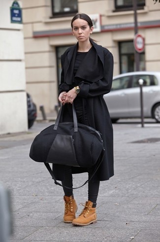 Черное пальто и черные кожаные узкие брюки — хороший вариант повседневного офисного образа. Если ты не боишься экспериментировать, на ноги можно надеть бежевые ботинки на шнуровке.