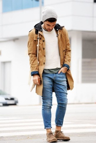 Светло-коричневая парка и синие джинсы — стильный выбор мужчин, которые постоянно в движении. Чтобы образ не получился слишком строгим, можно надеть коричневая обувь.