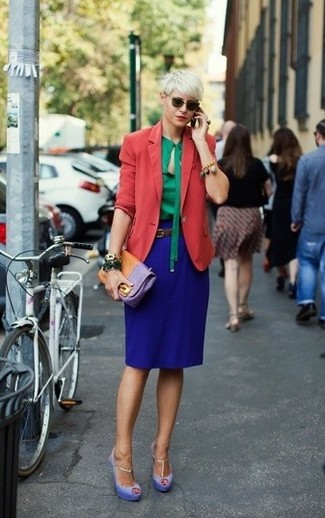 Красный пиджак и синяя юбка-карандаш — необходимые вещи в арсенале стильной девушки. Чтобы образ не получился слишком строгим, можно надеть фиолетовые босоножки.