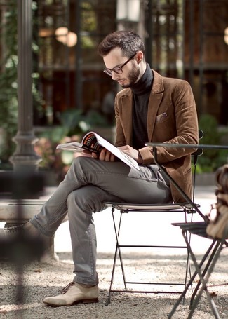 табачный бархатный пиджак в сочетании с серыми брюками чинос — воплощение вольного офисного стиля. Если ты не боишься экспериментировать, на ноги можно надеть бежевая кожаная обувь.