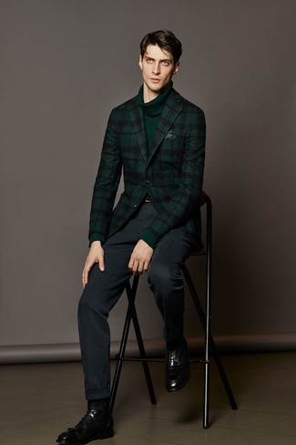 Сочетание темно-зеленого шерстяного пиджака в шотландскую клетку и темно-синих классических брюк поможет реализовать классический мужской стиль. Очень выигрышно здесь будут смотреться черные классические ботинки.