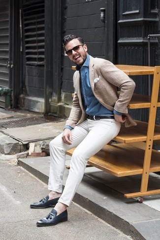 Бежевый пиджак и белые брюки чинос — must have вещи в стильном мужском гардеробе. Если ты не боишься смешивать разные стили, на ноги можно надеть темно-синие туфли.