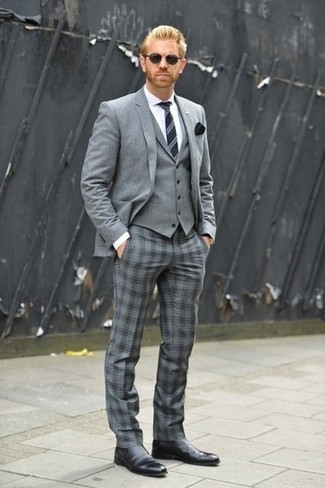 Сочетание серого шерстяного пиджака и серых шерстяных классических брюк в шотландскую клетку поможет реализовать классический мужской стиль. Создать модный контраст с остальными вещами из этого образа помогут черно-синие ботинки челси.