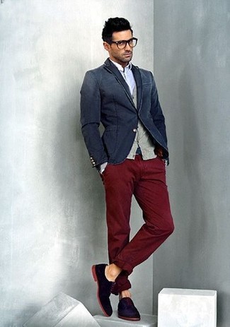 темно-синий джинсовый пиджак в сочетании с темно-красными брюками чинос — хороший вариант для создания образа в стиле элегантной повседневности. Темно-синие замшевые туфли дерби добавят образу эффектности.