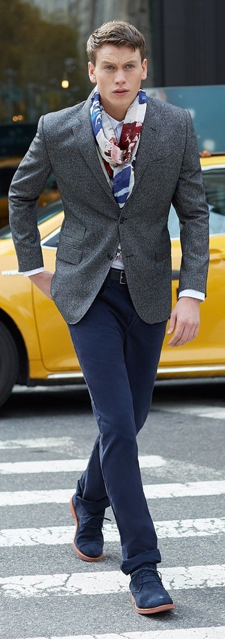 Комбо из серого шерстяного пиджака и темно-синих брюк чинос легко вписывается в разные дресс-коды. Темно-сине-белые ботинки станут отличным завершением образа.
