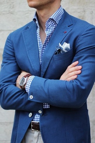 Синий пиджак и бежевые брюки чинос — великолепный вариант повседневного офисного образа.
