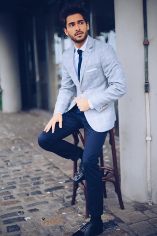 Комбо из голубого пиджака в шотландскую клетку и темно-синих брюк чинос — идеальный офисный вариант. Что касается обуви, можно отдать предпочтение классическому стилю и выбрать черные туфли.