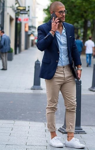Комбо из синего пиджака и бежевых брюк чинос легко вписывается в разные дресс-коды. И почему бы не разбавить образ с помощью белой обуви?