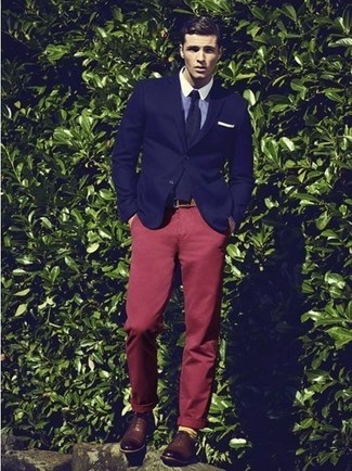 Темно-синий пиджак и темно-красные брюки чинос — идеальный вариант для приверженцев дресс-кода business casual. Броги гармонично дополнят образ.