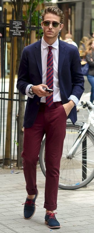Темно-синий пиджак и темно-красные брюки чинос — отличный пример классического мужского стиля. Очень стильно здесь будут смотреться синие замшевые туфли дерби.