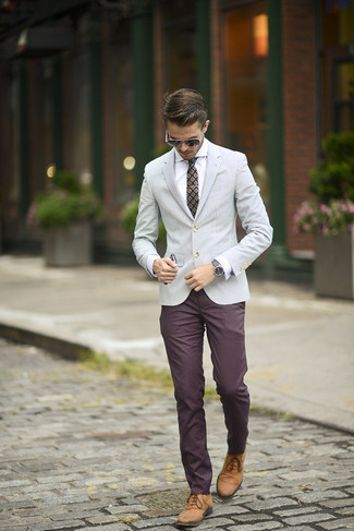 Сочетание серого пиджака и темно-красных брюк чинос позволит создать образ в классическом мужском стиле. Разнообразить образ и добавить в него немного классики помогут светло-коричневые туфли.