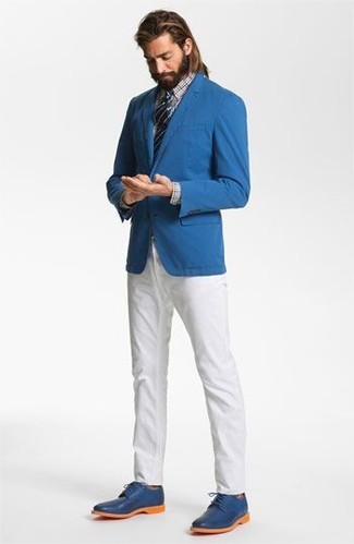 Синий пиджак и белые брюки чинос — идеальный образ для вечернего ужина с друзьями. И почему бы не добавить в повседневный образ немного шика с помощью синих туфель?