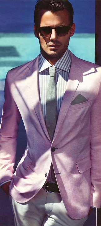 розовый пиджак в паре с бежевыми брюками чинос определенно будет обращать на тебя взоры прекрасного пола.