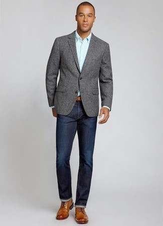 Сочетание серого шерстяного пиджака и темно-синих джинсов легко вписывается в разные дресс-коды. Коричневые кожаные ботинки броги добавят образу изысканности.