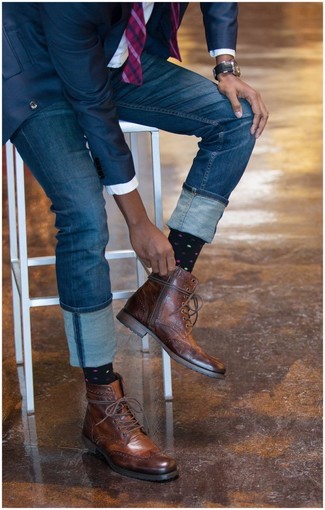 темно-синий пиджак в сочетании с синими джинсами легко вписывается в разные дресс-коды. Любители экспериментировать могут завершить образ коричневыми ботинками броги, тем самым добавив в него немного классики.