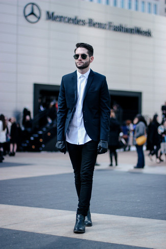 Темно-синий пиджак выигрышно сочетается с черными джинсами. Что касается обуви, можно отдать предпочтение классике и выбрать черно-синие ботинки челси.