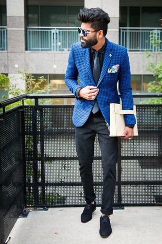 Сочетание синего пиджака с рисунком "гусиные лапки" и черных джинсов поможет реализовать в твоем образе классический мужской стиль. Разнообразить образ и добавить в него немного классики помогут синие замшевые туфли дерби.