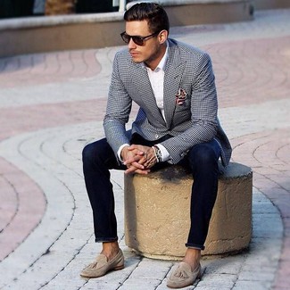 черно-белый пиджак в мелкую клетку в паре с темно-синими зауженными джинсами станет отличным офисным луком. Бежевая обувь помогут сделать образ менее официальным.