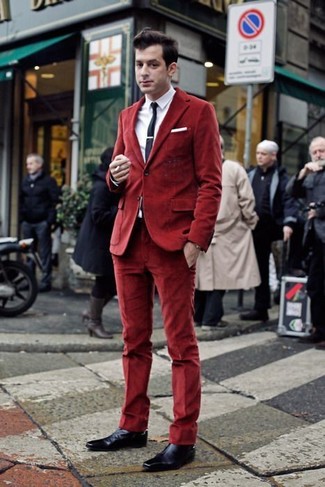 Красный бархатный пиджак и красные бархатные классические брюки — беспроигрышный вариант для выхода в свет. Темно-синие кожаные туфли добавят образу эффектности.