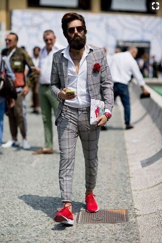 Серый пиджак в шотландскую клетку и серые классические брюки в шотландскую клетку — необходимые вещи в классическом мужском гардеробе. И почему бы не добавить в этот образ немного непринужденности с помощью красных кроссовок?