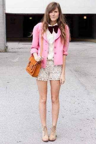 Розовый шелковый пиджак будет смотреться стильно с белыми кружевными шортами. Выбирая обувь, можно немного побаловаться и завершить образ бежевыми ботинками.