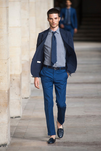 Темно-синий пиджак и синие классические брюки — необходимые вещи в классическом мужском гардеробе. Темно-синие кожаные туфли добавят образу эффектности.