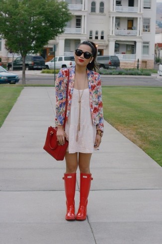 Стильное сочетание разноцветного пиджака с цветочным принтом и белого кружевного платья-майки определенно будет обращать на тебя взоры окружающих. Красные резиновые сапоги помогут сделать образ менее официальным.